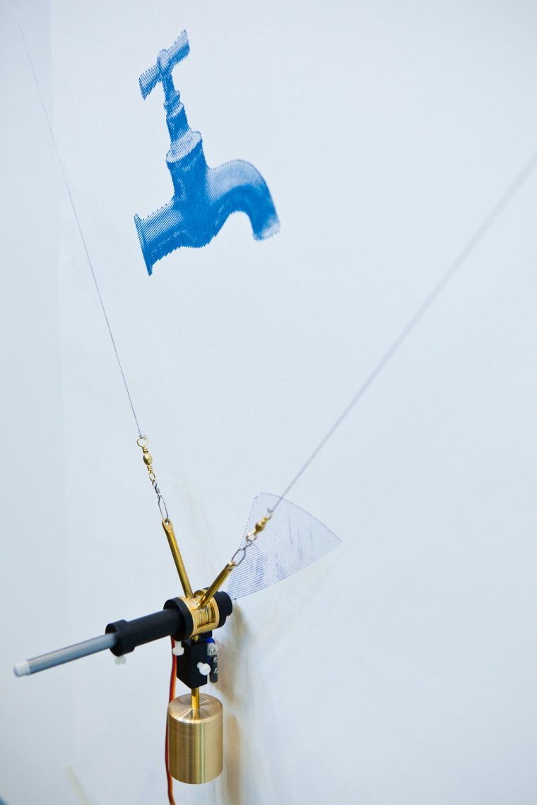 Drawing the glass. Photo: Technoport/Max Eckbo Hallqvist