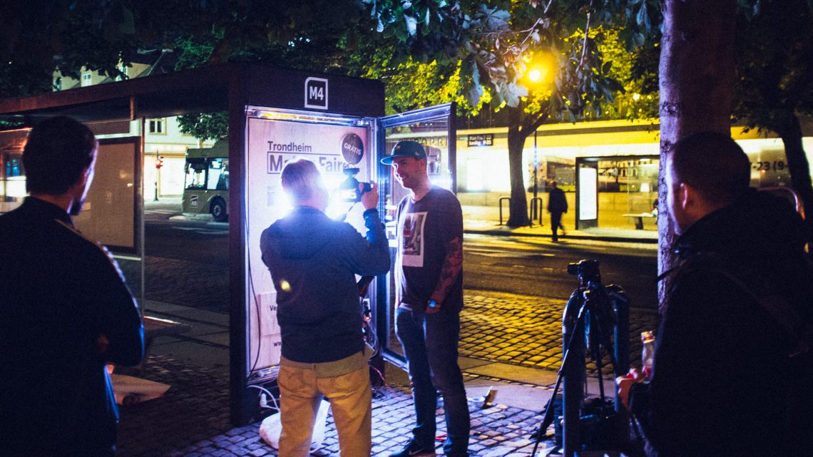 The local newspaper came to document that it now was possible to play pac-man on a bus stop