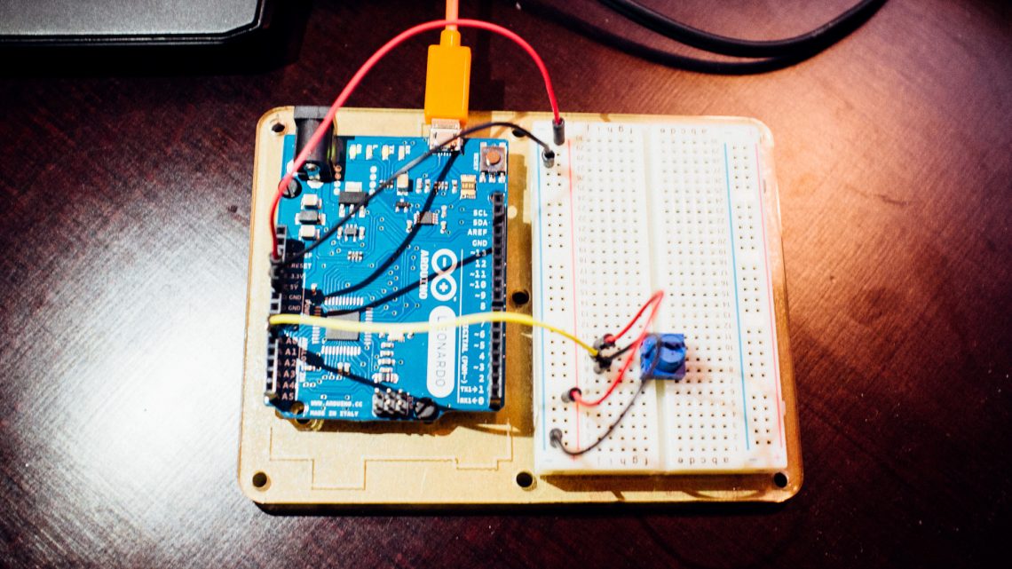 The circuit is up and running! Red wire: 5V, black wire: GND, yellow wire: wiper signal to ADC.