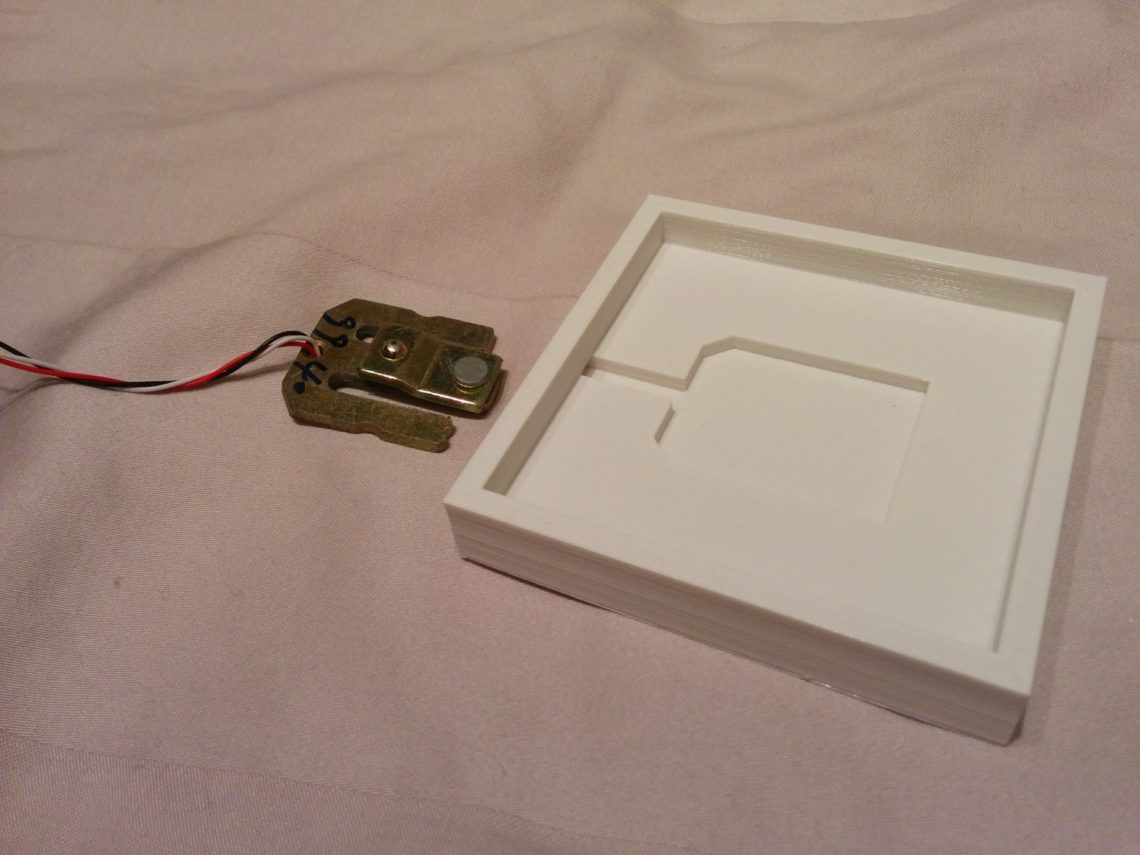 The weight sensor and its 3dprinted bracket